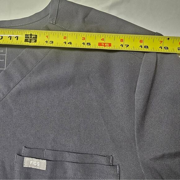 FIGS Leon Three-Pocket Scrub Top in Charcoal Gray Men's Size M - Picture 7 of 9